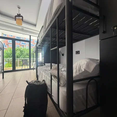 Englishman Backpackers Instant Sleep