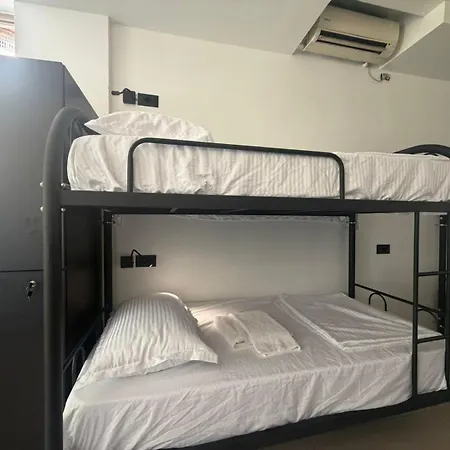 Englishman Backpackers Instant Sleep אכסניה